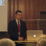 Mattias Uusikylä föreläser om sin morfar Lennart Segerstråle. 20090218